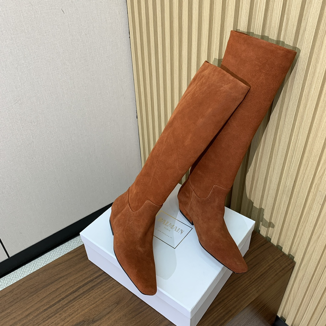 【KHAITE】长靴。优雅风格、创造不一样的感觉，简约气质款。鞋面牛京、牛皮。羊皮内里，真皮大底。跟高3