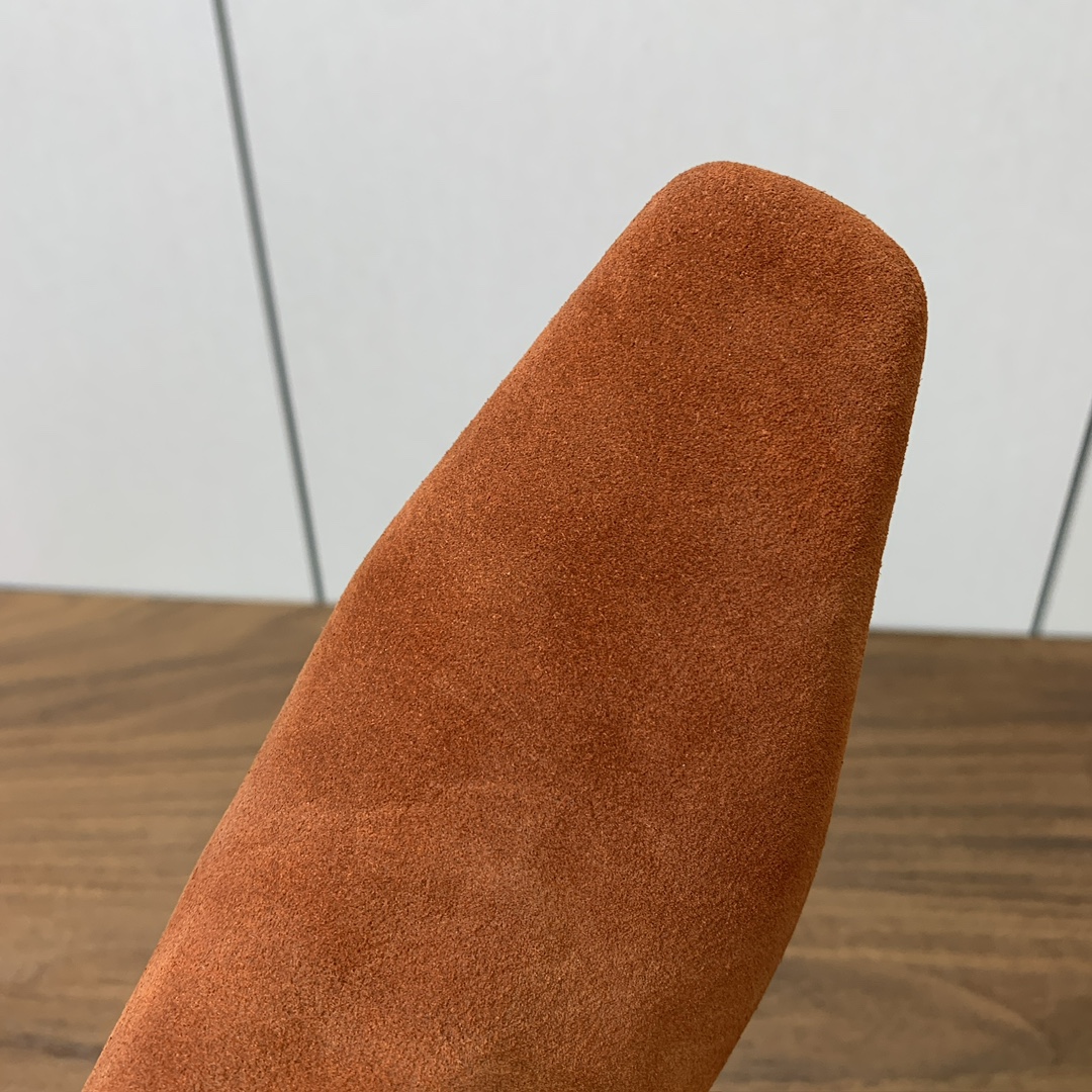 【KHAITE】长靴。优雅风格、创造不一样的感觉，简约气质款。鞋面牛京、牛皮。羊皮内里，真皮大底。跟高3