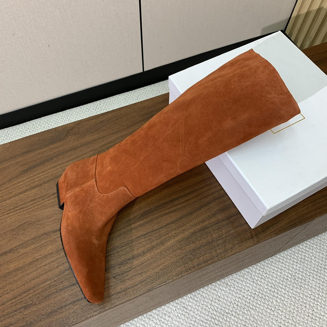 【KHAITE】长靴。优雅风格、创造不一样的感觉，简约气质款。鞋面牛京、牛皮。羊皮内里，真皮大底。跟高3