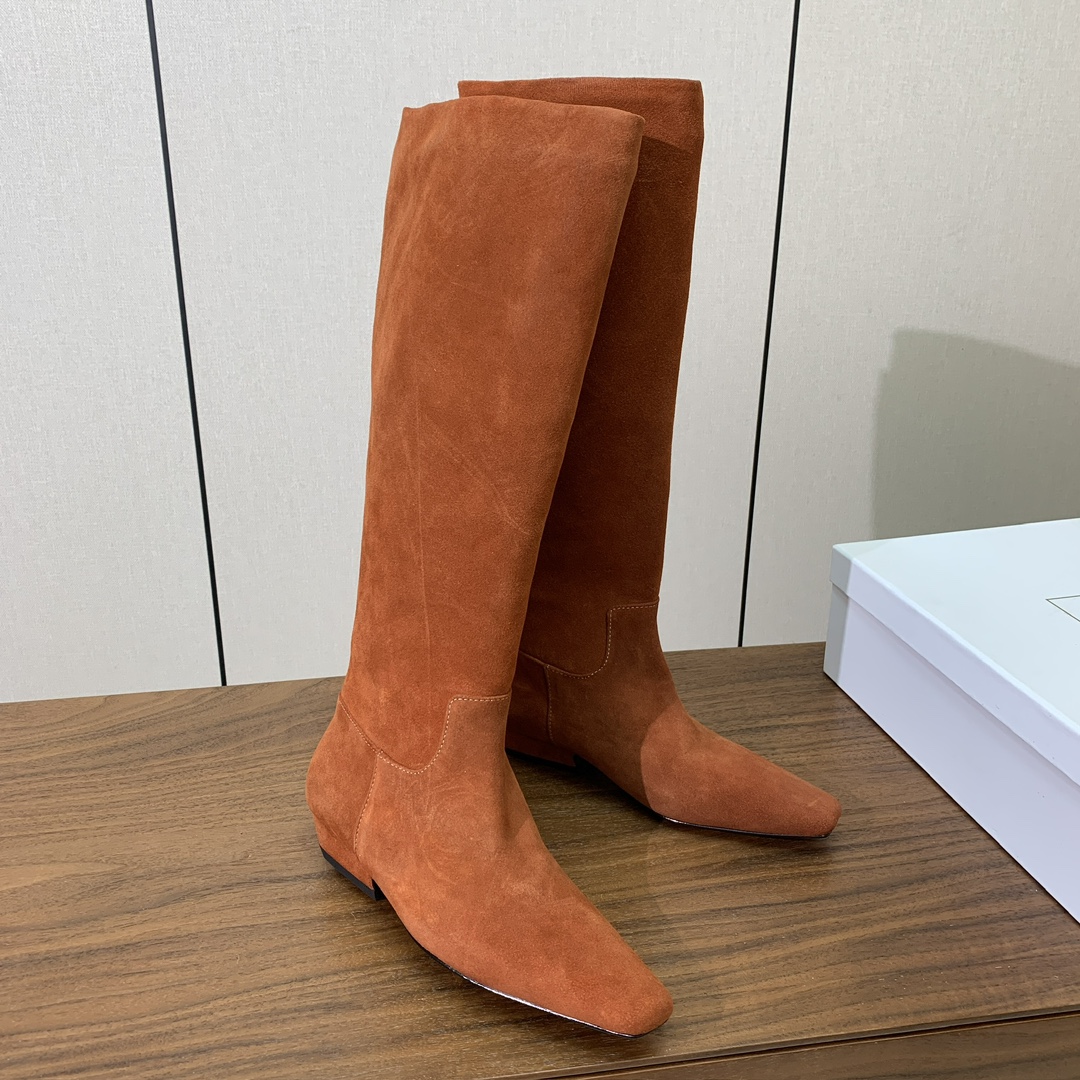 【KHAITE】长靴。优雅风格、创造不一样的感觉，简约气质款。鞋面牛京、牛皮。羊皮内里，真皮大底。跟高3