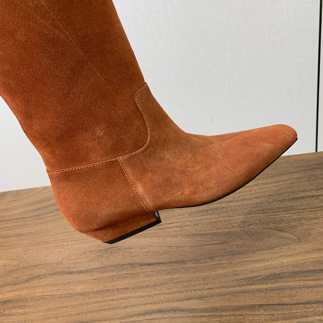 【KHAITE】长靴。优雅风格、创造不一样的感觉，简约气质款。鞋面牛京、牛皮。羊皮内里，真皮大底。跟高3