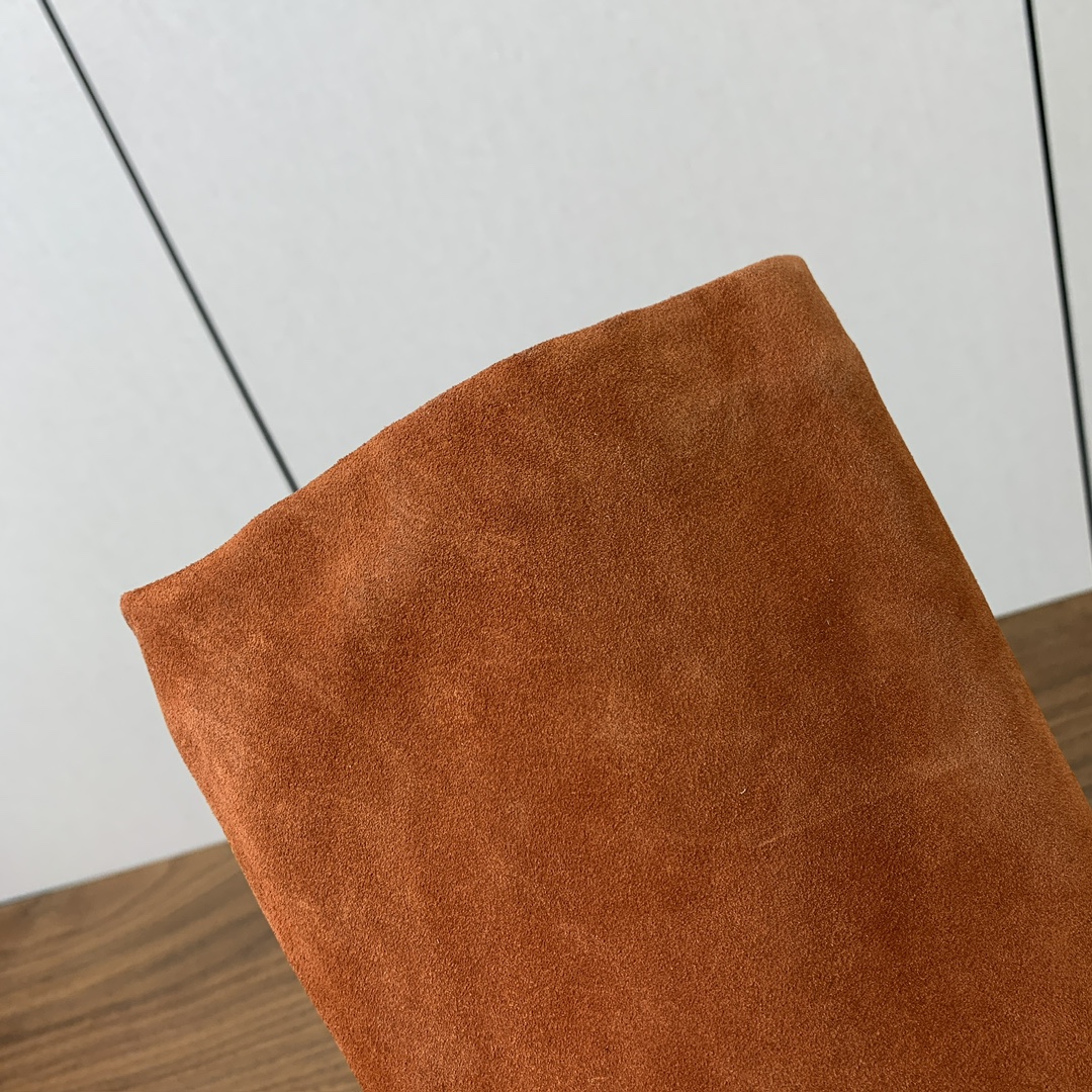 【KHAITE】长靴。优雅风格、创造不一样的感觉，简约气质款。鞋面牛京、牛皮。羊皮内里，真皮大底。跟高3