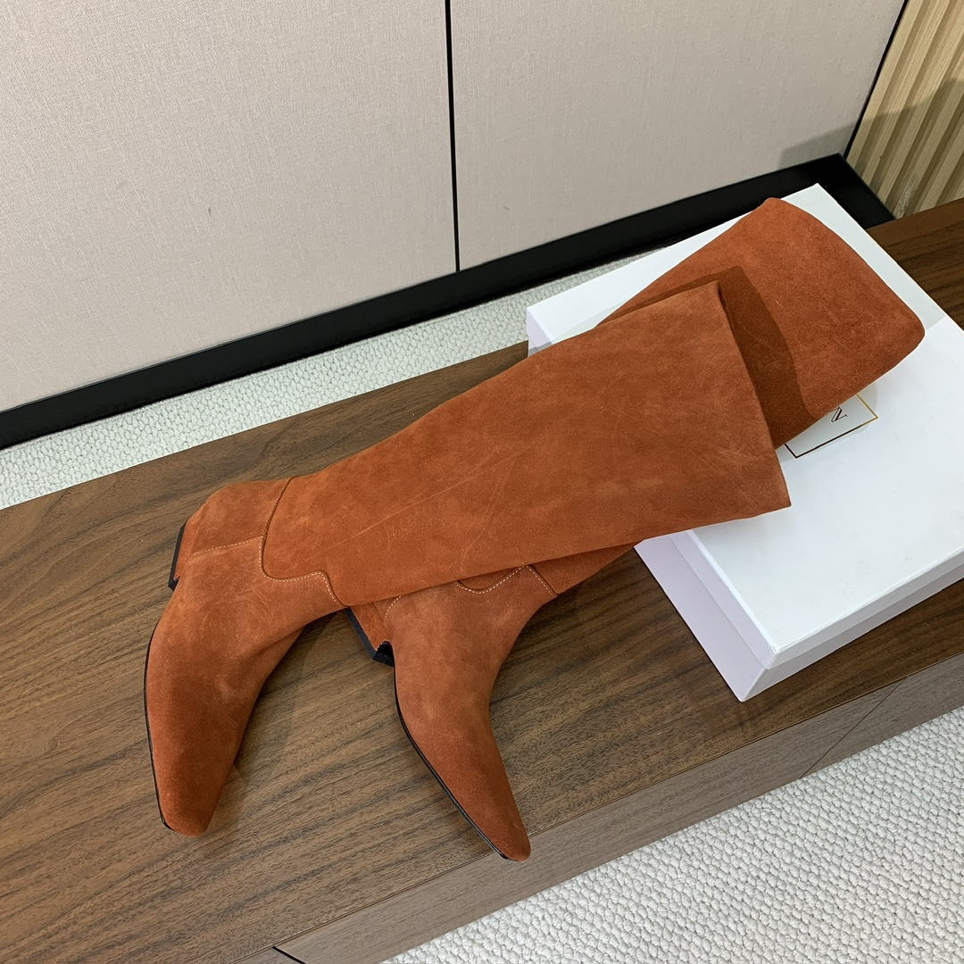 【KHAITE】长靴。优雅风格、创造不一样的感觉，简约气质款。鞋面牛京、牛皮。羊皮内里，真皮大底。跟高3