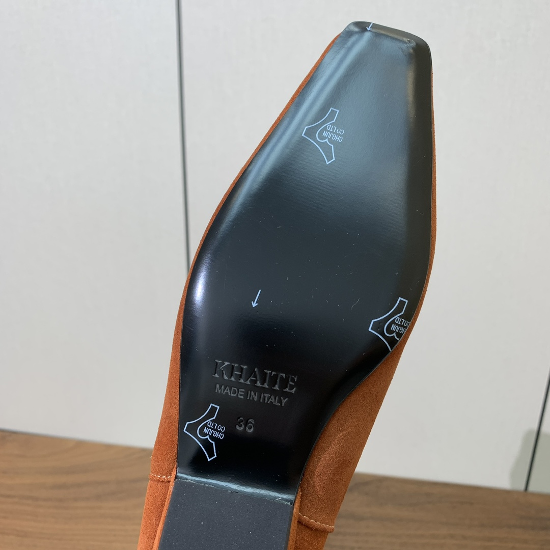 【KHAITE】长靴。优雅风格、创造不一样的感觉，简约气质款。鞋面牛京、牛皮。羊皮内里，真皮大底。跟高3