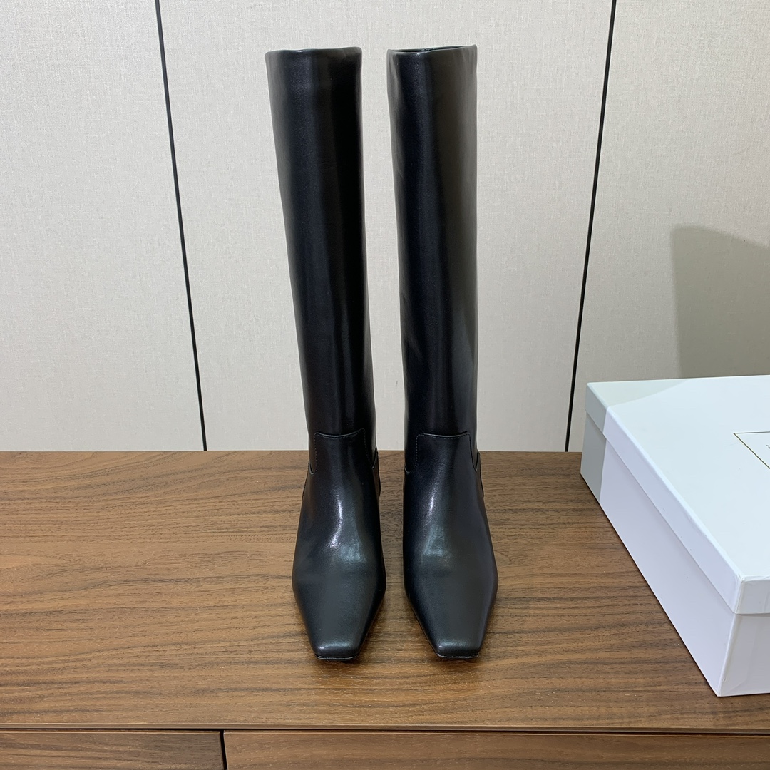 【KHAITE】长靴。优雅风格、创造不一样的感觉，简约气质款。鞋面牛京、牛皮。羊皮内里，真皮大底。跟高3
