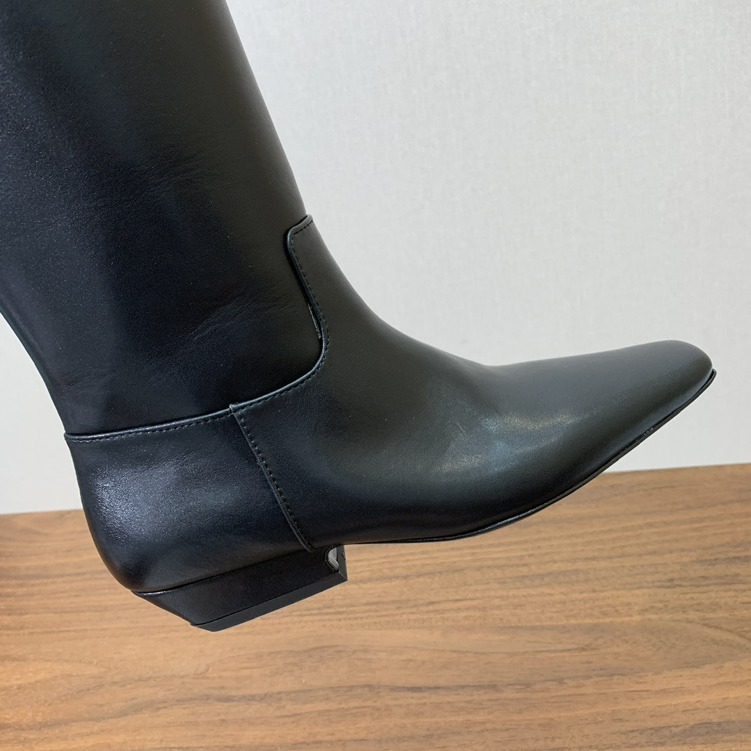 【KHAITE】长靴。优雅风格、创造不一样的感觉，简约气质款。鞋面牛京、牛皮。羊皮内里，真皮大底。跟高3