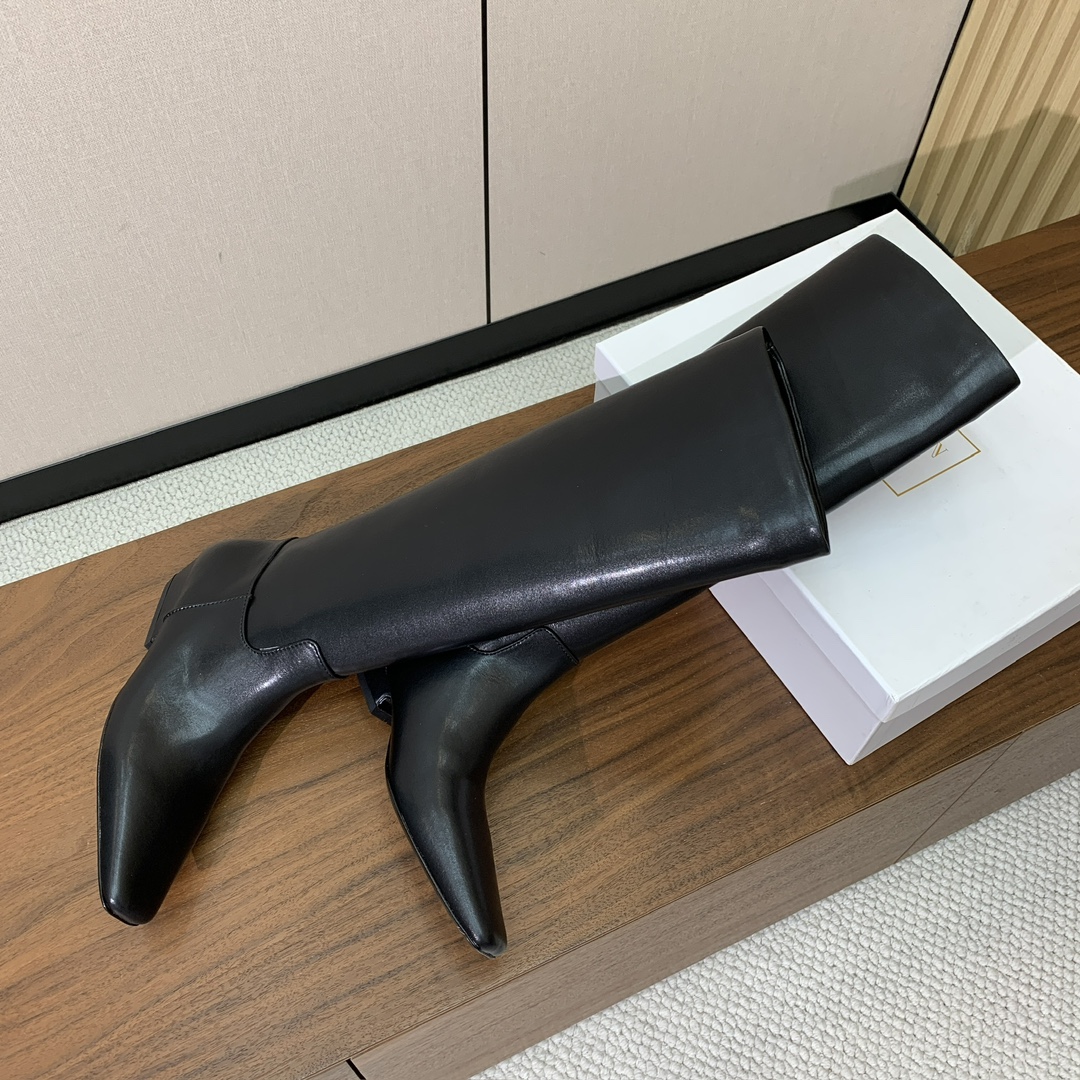 【KHAITE】长靴。优雅风格、创造不一样的感觉，简约气质款。鞋面牛京、牛皮。羊皮内里，真皮大底。跟高3