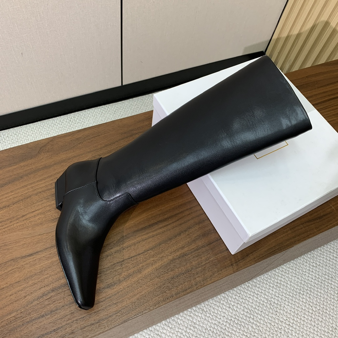 【KHAITE】长靴。优雅风格、创造不一样的感觉，简约气质款。鞋面牛京、牛皮。羊皮内里，真皮大底。跟高3