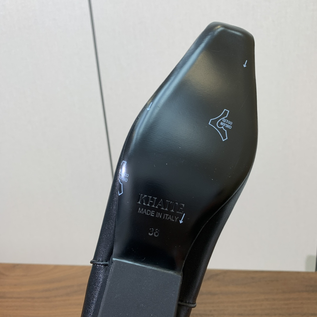 【KHAITE】长靴。优雅风格、创造不一样的感觉，简约气质款。鞋面牛京、牛皮。羊皮内里，真皮大底。跟高3