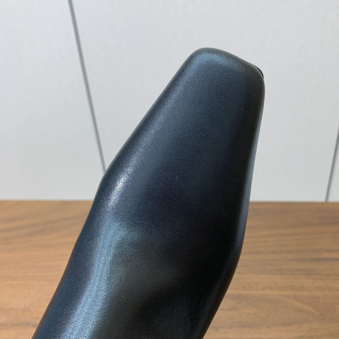 【KHAITE】长靴。优雅风格、创造不一样的感觉，简约气质款。鞋面牛京、牛皮。羊皮内里，真皮大底。跟高3