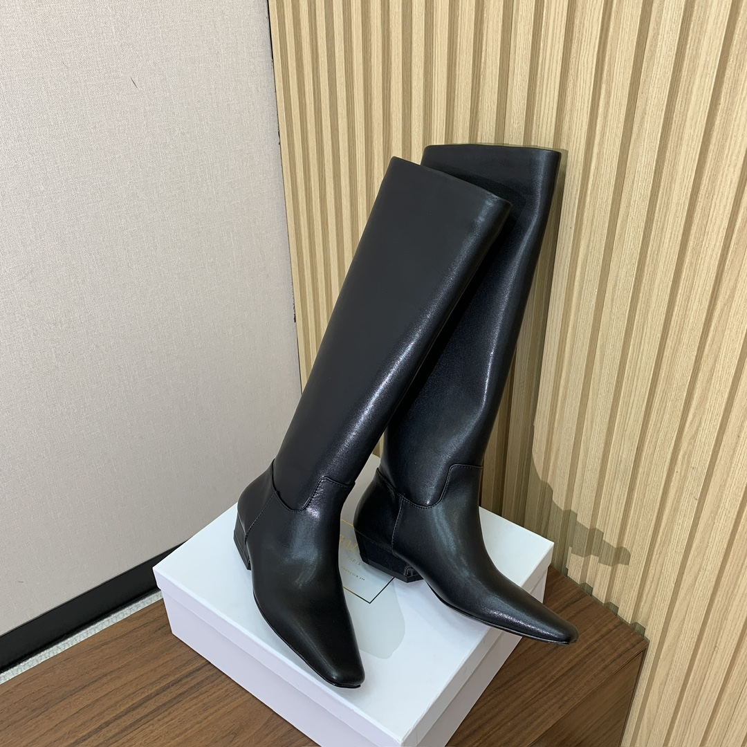【KHAITE】长靴。优雅风格、创造不一样的感觉，简约气质款。鞋面牛京、牛皮。羊皮内里，真皮大底。跟高3