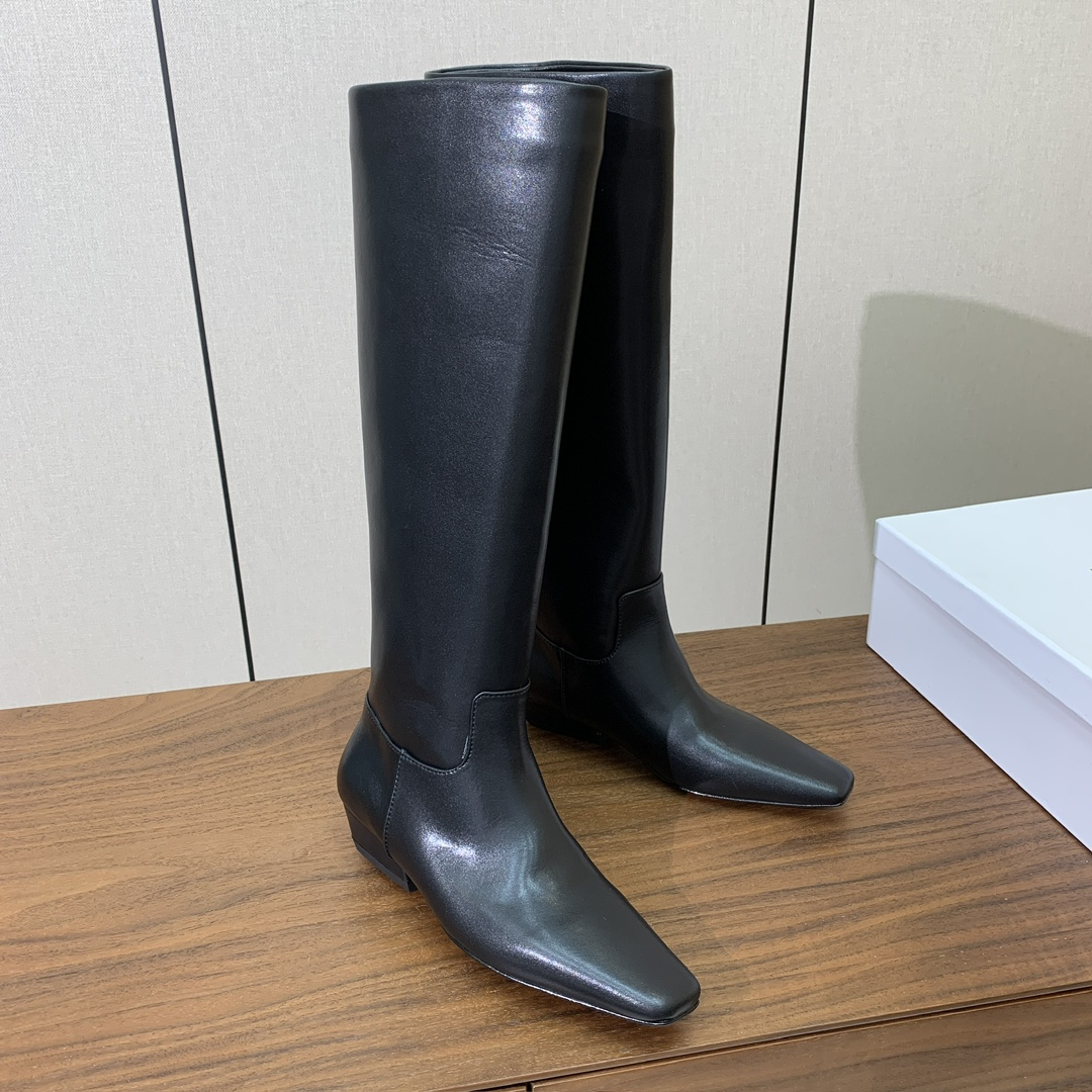 【KHAITE】长靴。优雅风格、创造不一样的感觉，简约气质款。鞋面牛京、牛皮。羊皮内里，真皮大底。跟高3