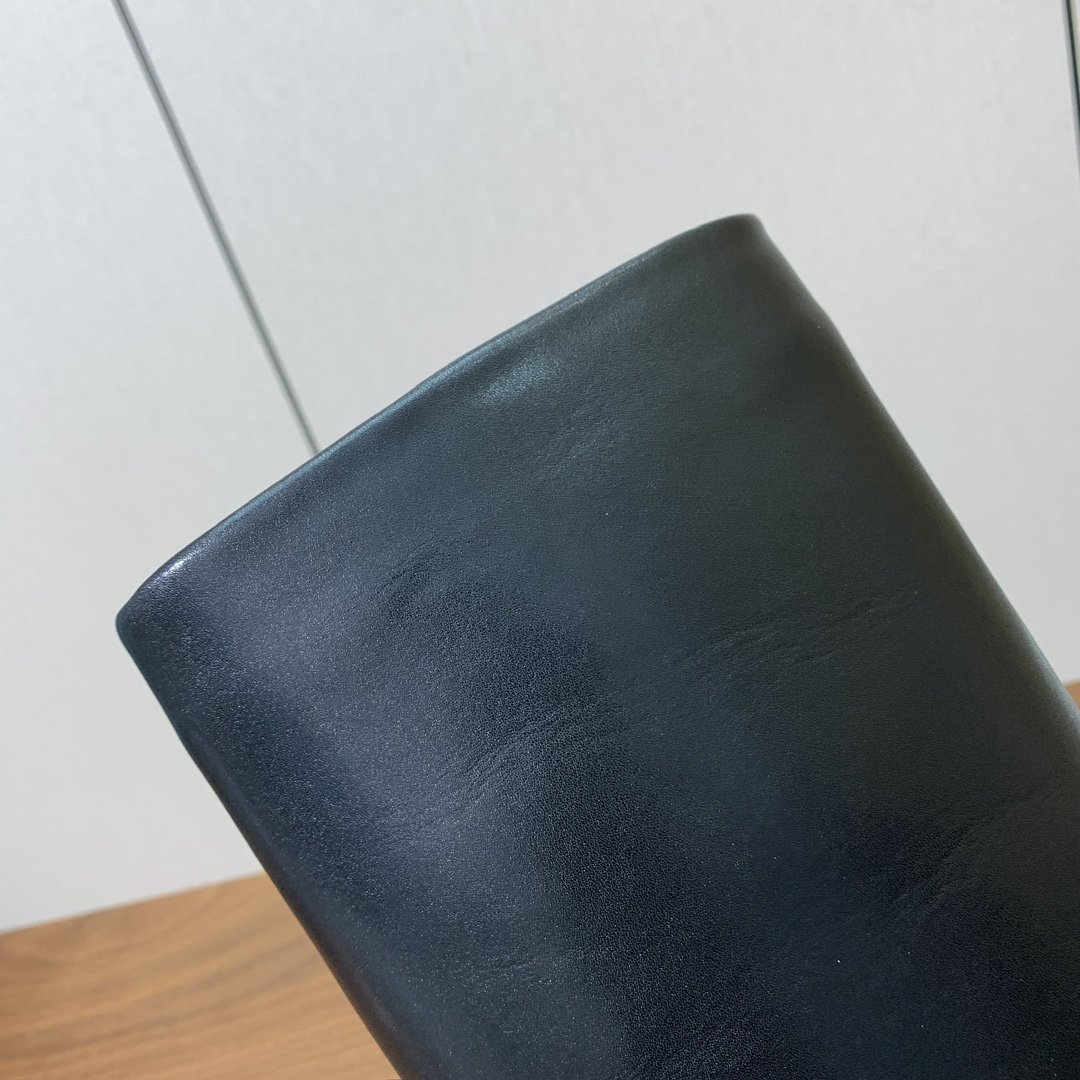 【KHAITE】长靴。优雅风格、创造不一样的感觉，简约气质款。鞋面牛京、牛皮。羊皮内里，真皮大底。跟高3