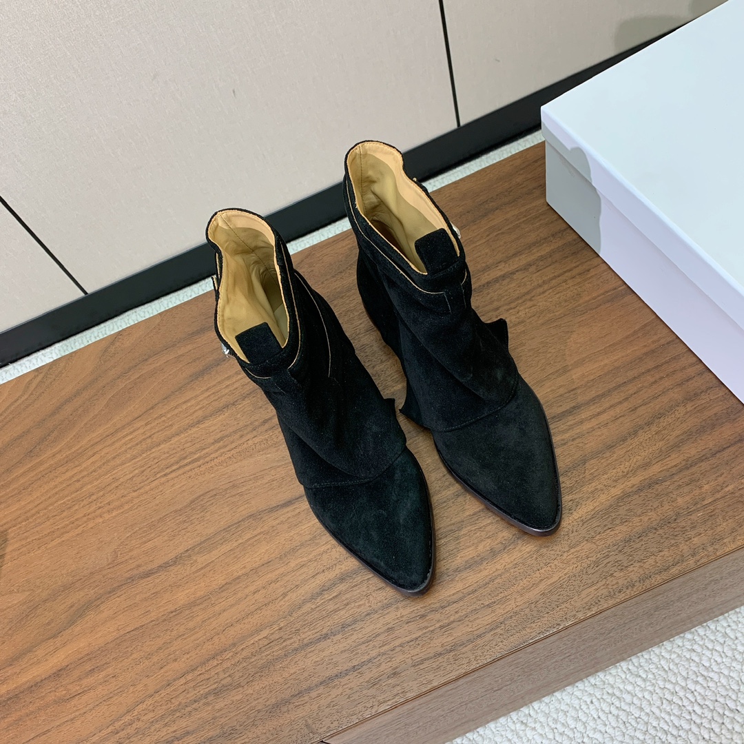 【L DALIN】复古短靴。优雅风格，创造不一样的感觉。鞋面牛京、牛皮，牛皮内里，真皮大底。跟高4.5c