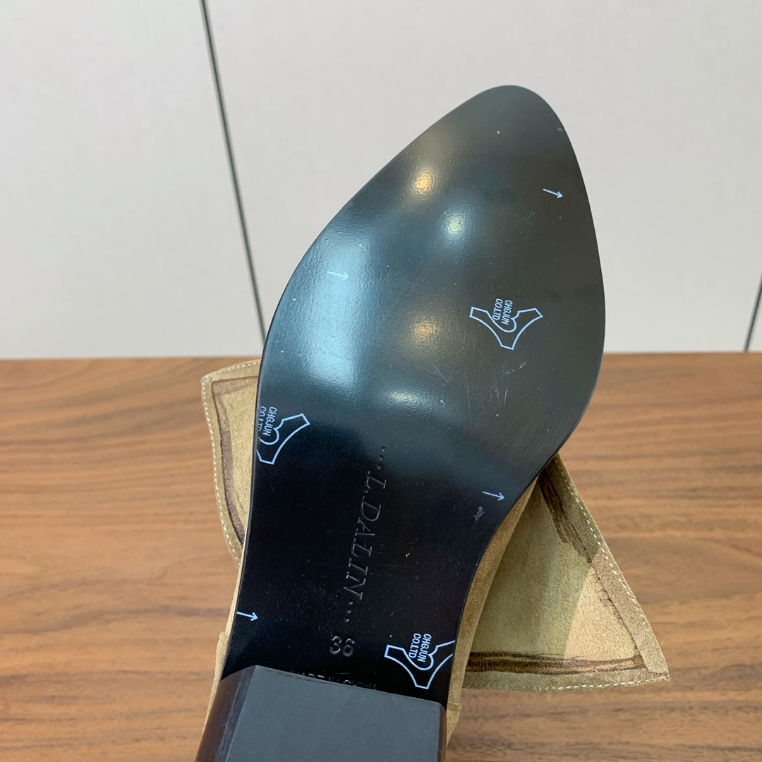 【L DALIN】复古短靴。优雅风格，创造不一样的感觉。鞋面牛京、牛皮，牛皮内里，真皮大底。跟高4.5c