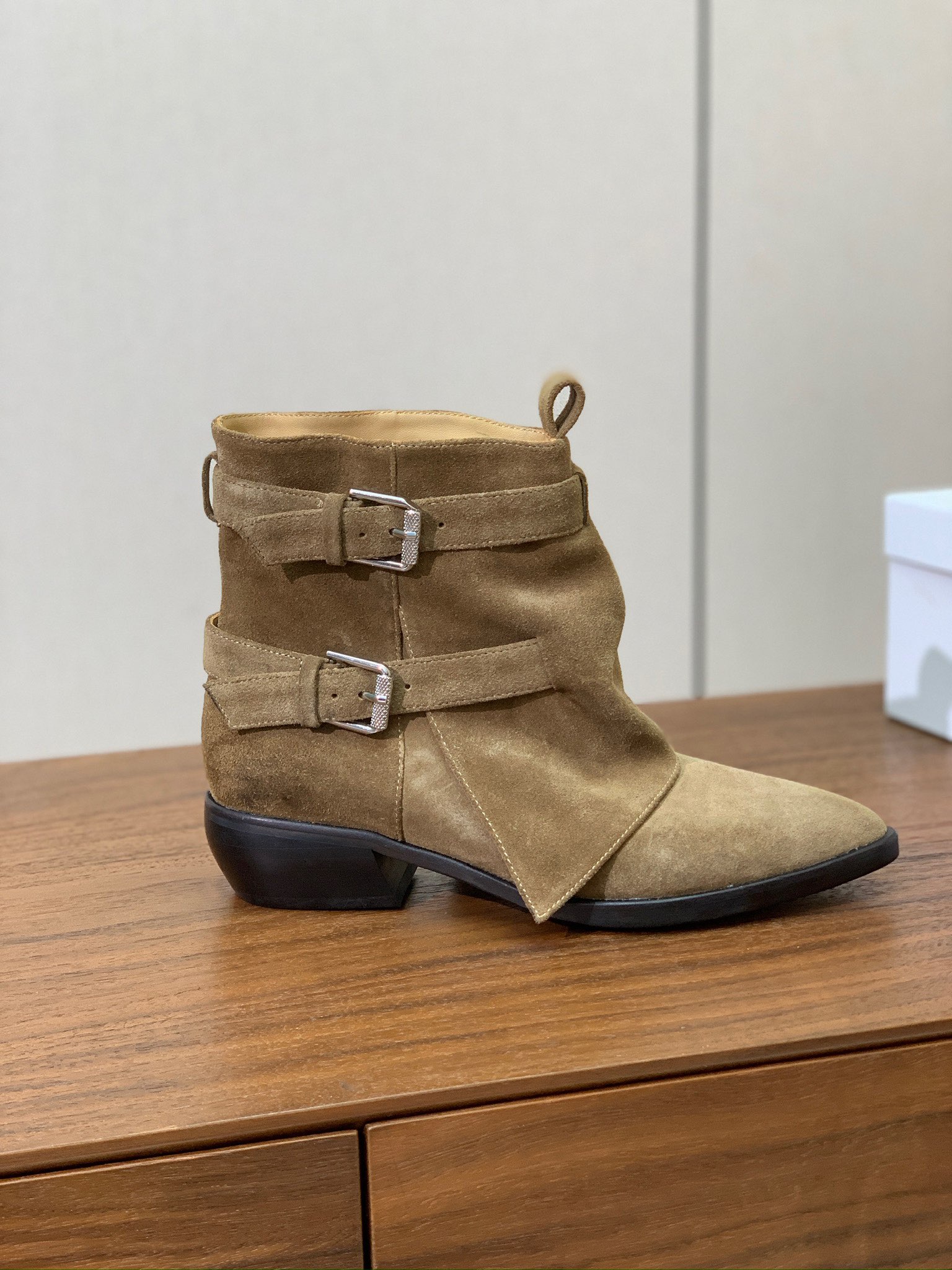 【L DALIN】复古短靴。优雅风格，创造不一样的感觉。鞋面牛京、牛皮，牛皮内里，真皮大底。跟高4.5c