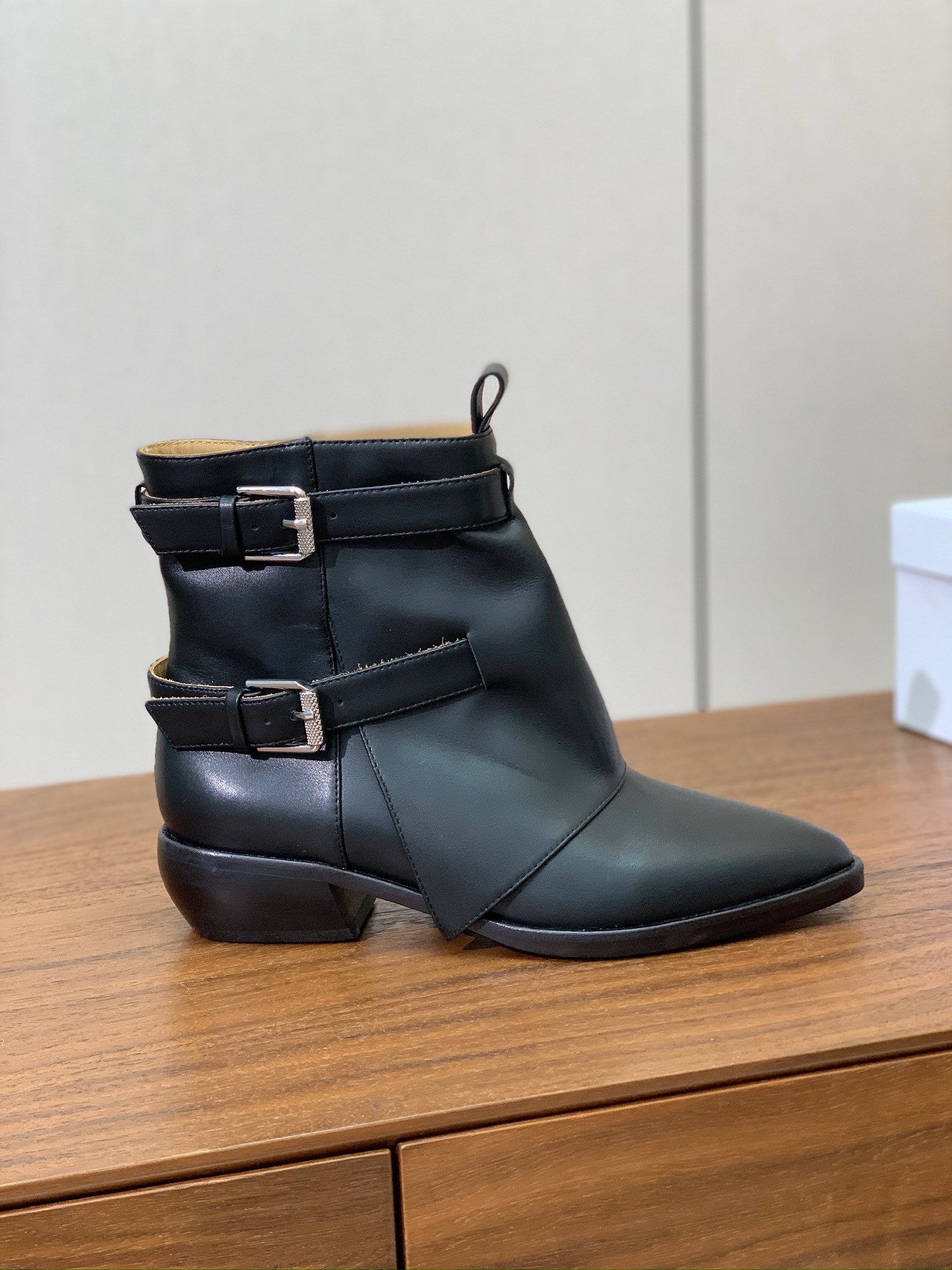 【L DALIN】复古短靴。优雅风格，创造不一样的感觉。鞋面牛京、牛皮，牛皮内里，真皮大底。跟高4.5c