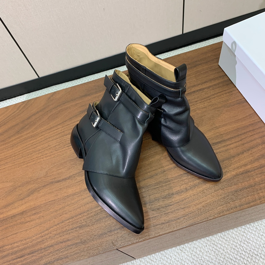 【L DALIN】复古短靴。优雅风格，创造不一样的感觉。鞋面牛京、牛皮，牛皮内里，真皮大底。跟高4.5c