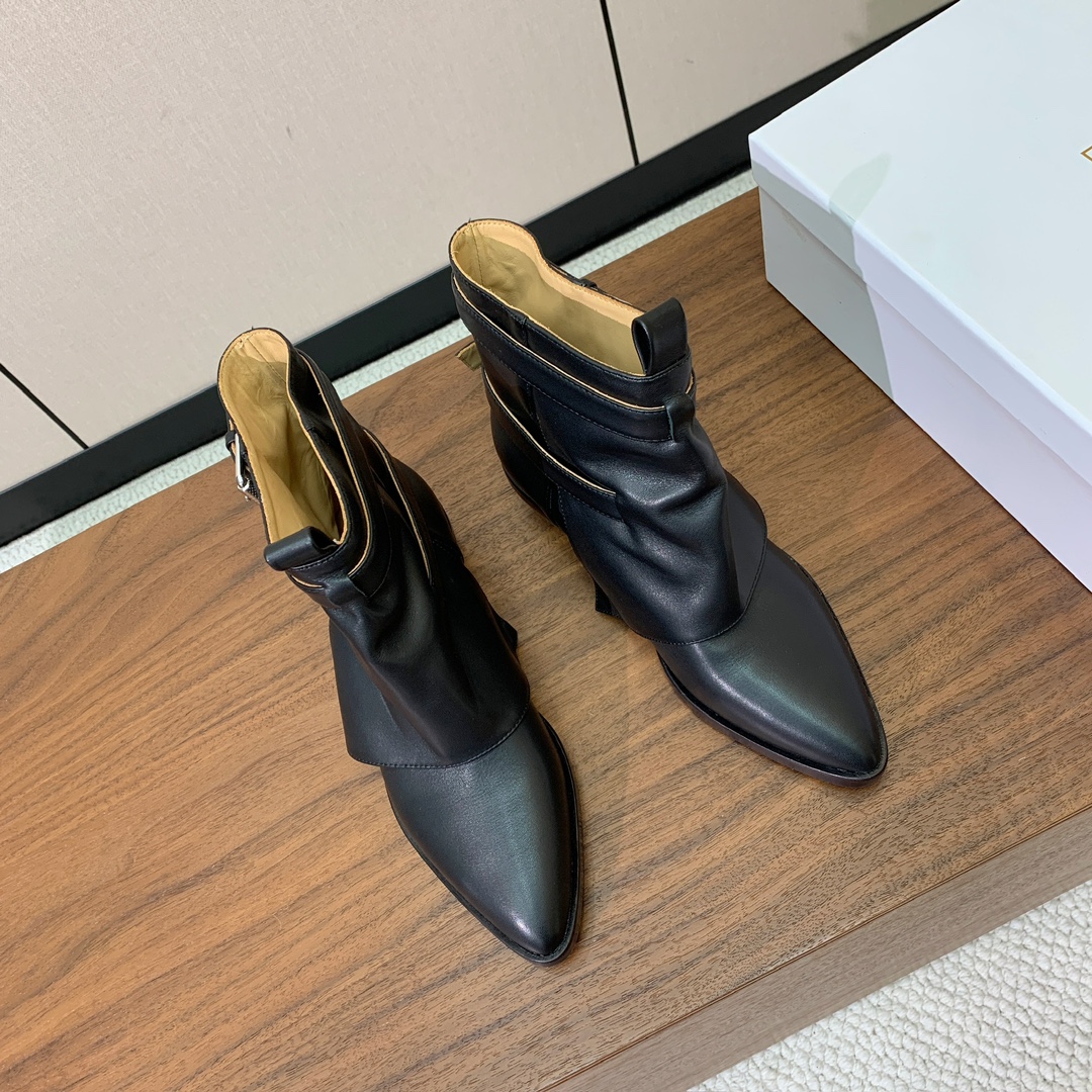 【L DALIN】复古短靴。优雅风格，创造不一样的感觉。鞋面牛京、牛皮，牛皮内里，真皮大底。跟高4.5c