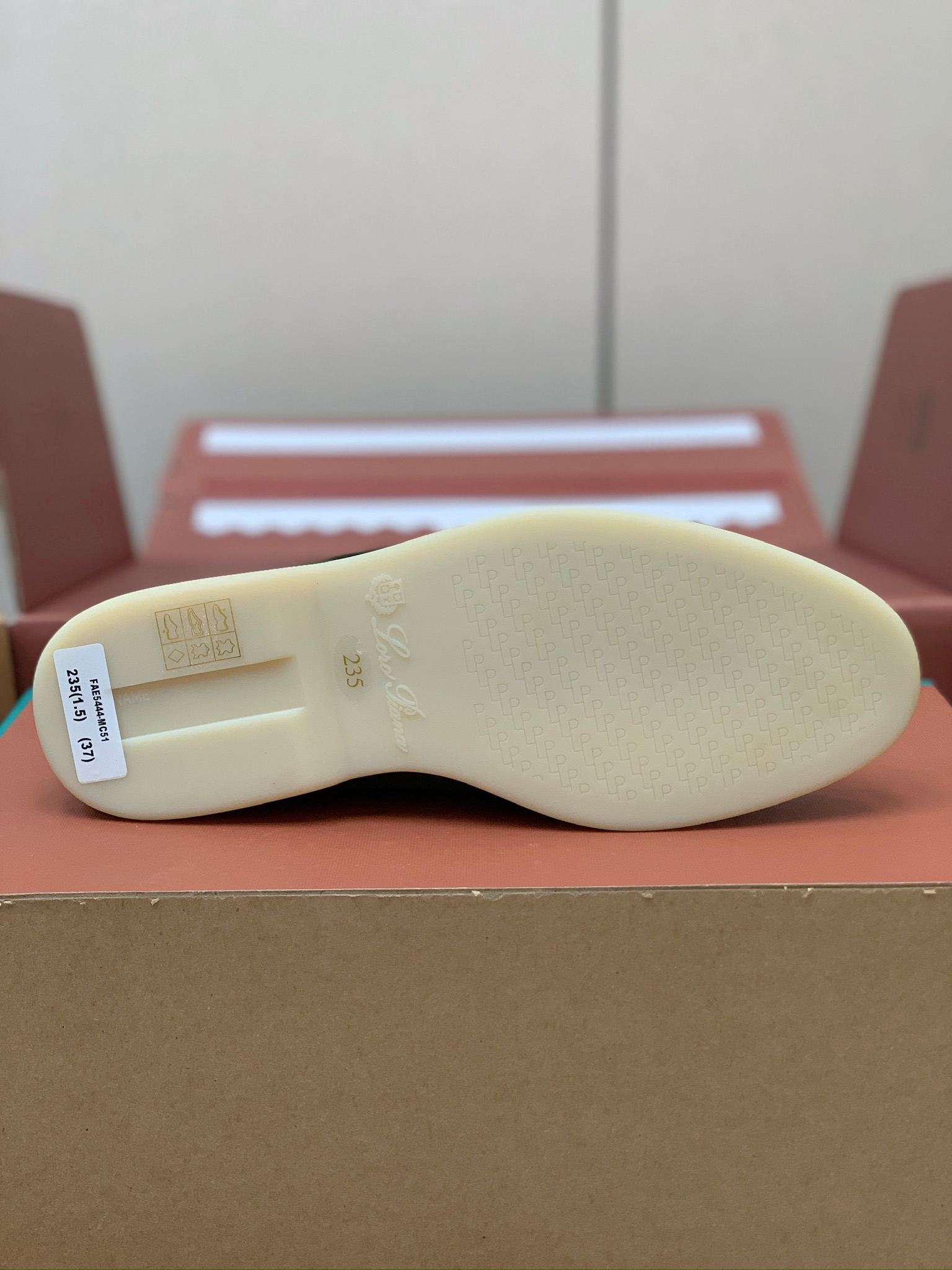 【Loro Piana】顶级版本锁边乐福鞋，原版一比一。品牌低调奢华柔软一贯纯色简约的设计风格。皮质柔软