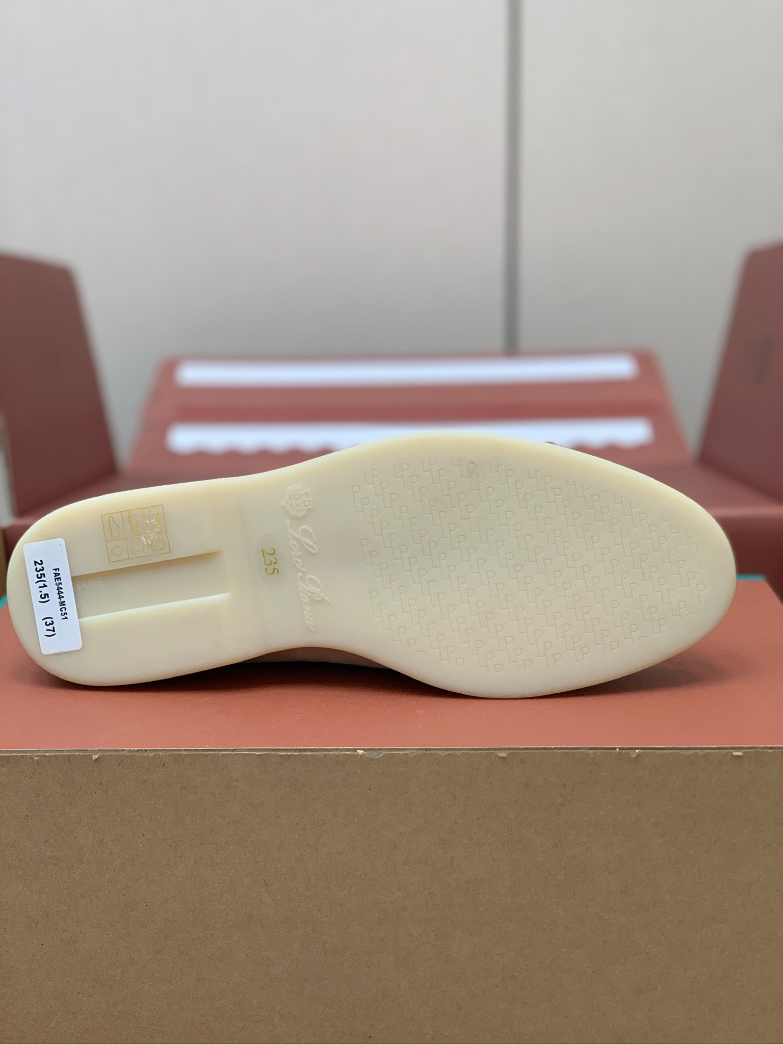 【Loro Piana】顶级版本锁边乐福鞋，原版一比一。品牌低调奢华柔软一贯纯色简约的设计风格。皮质柔软