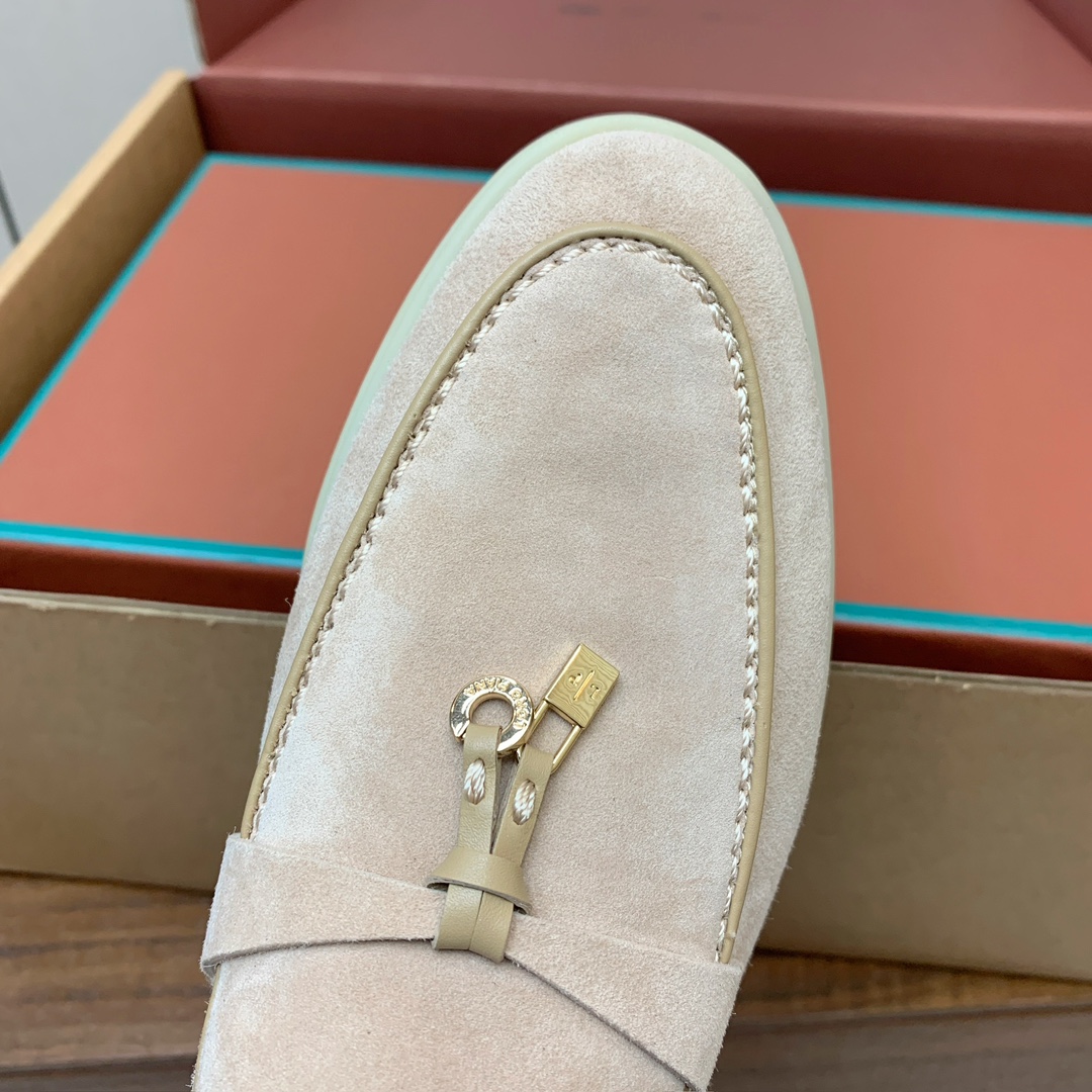 【Loro Piana】顶级版本锁边乐福鞋，原版一比一。品牌低调奢华柔软一贯纯色简约的设计风格。皮质柔软