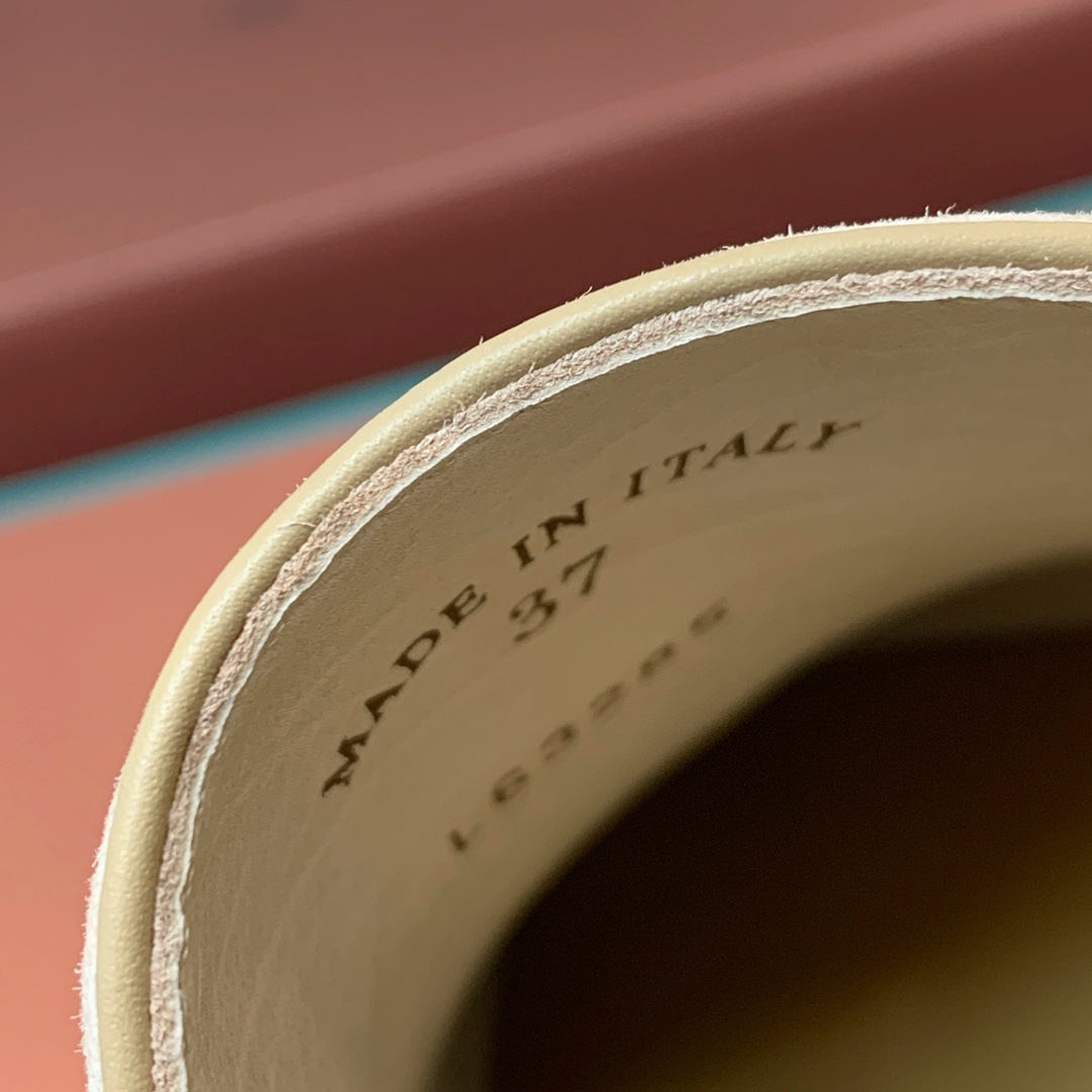 【Loro Piana】顶级版本锁边乐福鞋，原版一比一。品牌低调奢华柔软一贯纯色简约的设计风格。皮质柔软