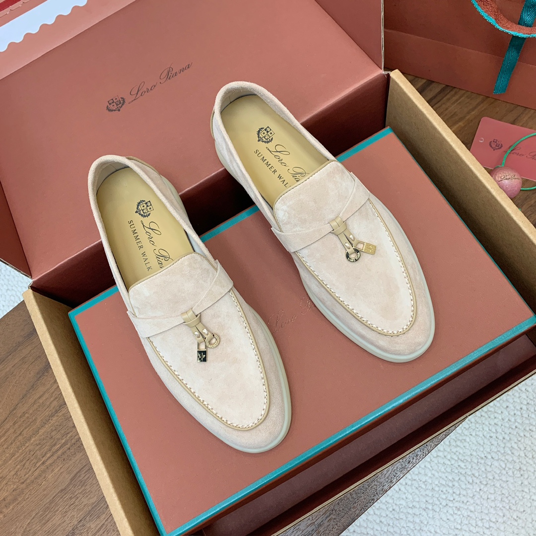 【Loro Piana】顶级版本锁边乐福鞋，原版一比一。品牌低调奢华柔软一贯纯色简约的设计风格。皮质柔软