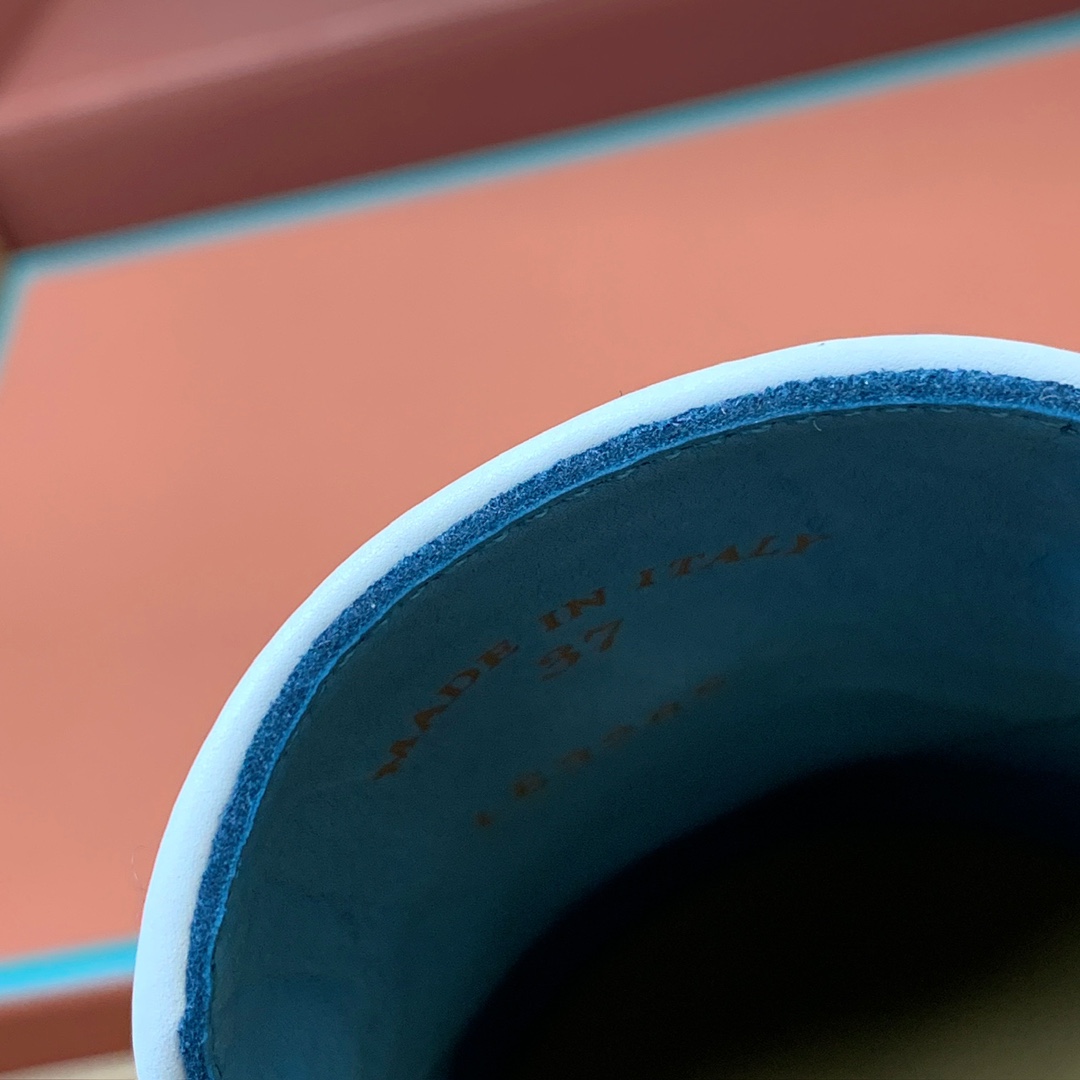 【Loro Piana】顶级版本锁边乐福鞋，原版一比一。品牌低调奢华柔软一贯纯色简约的设计风格。皮质柔软