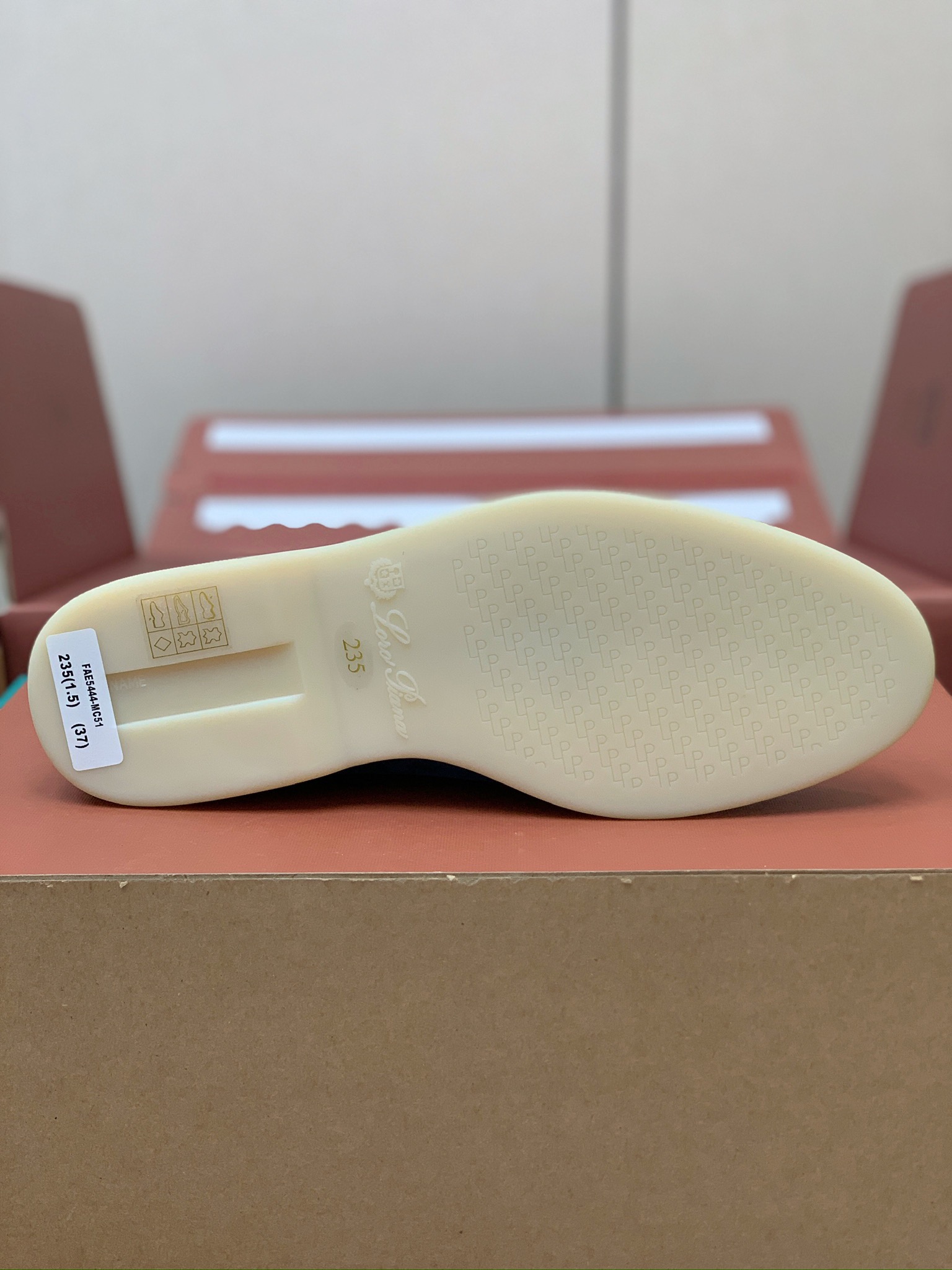 【Loro Piana】顶级版本锁边乐福鞋，原版一比一。品牌低调奢华柔软一贯纯色简约的设计风格。皮质柔软