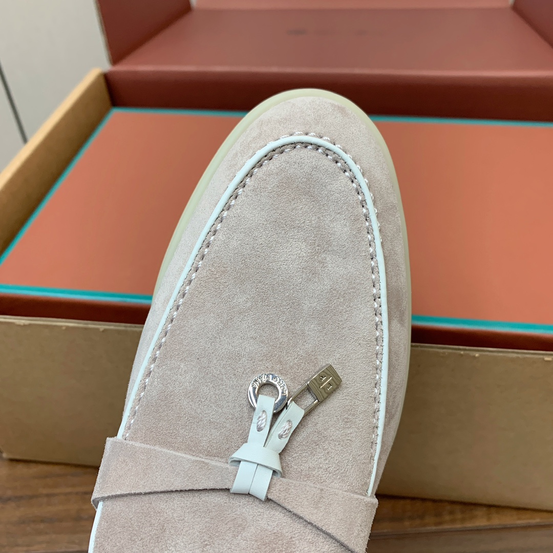 【Loro Piana】顶级版本锁边乐福鞋，原版一比一。品牌低调奢华柔软一贯纯色简约的设计风格。皮质柔软