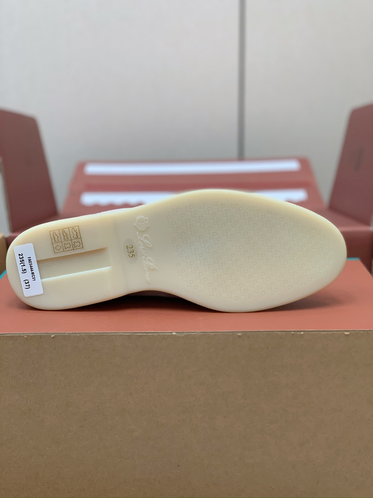 【Loro Piana】顶级版本锁边乐福鞋，原版一比一。品牌低调奢华柔软一贯纯色简约的设计风格。皮质柔软