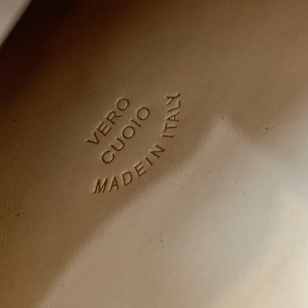 【Loro Piana】顶级版本锁边乐福鞋，原版一比一。品牌低调奢华柔软一贯纯色简约的设计风格。皮质柔软