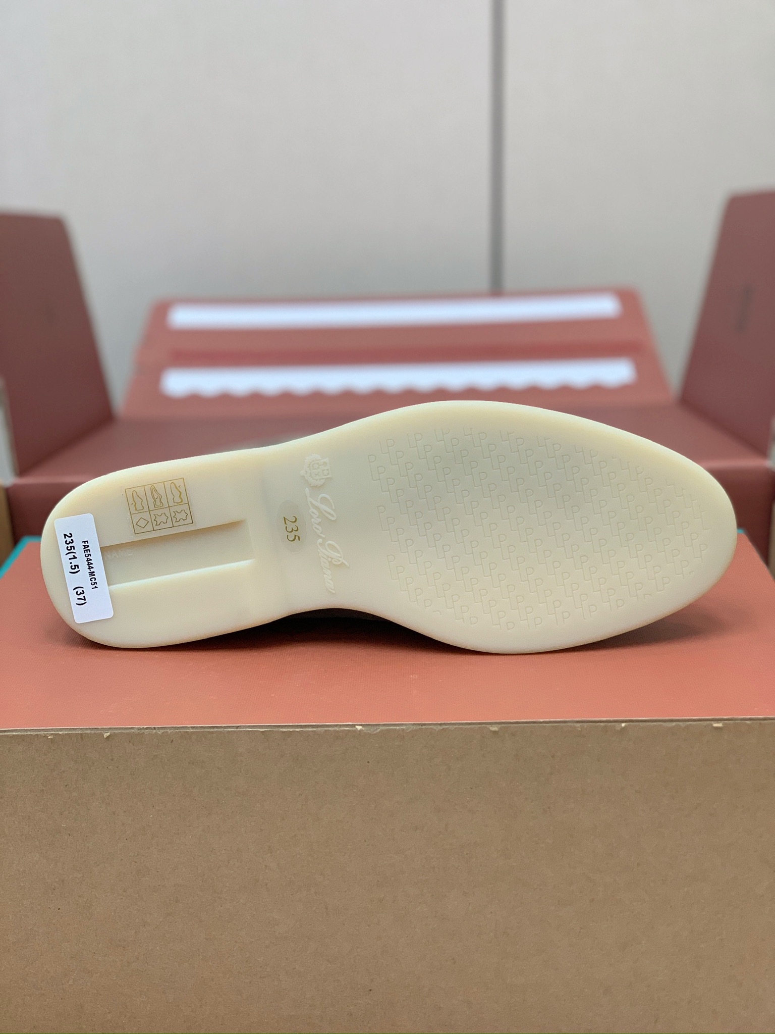 【Loro Piana】顶级版本锁边乐福鞋，原版一比一。品牌低调奢华柔软一贯纯色简约的设计风格。皮质柔软