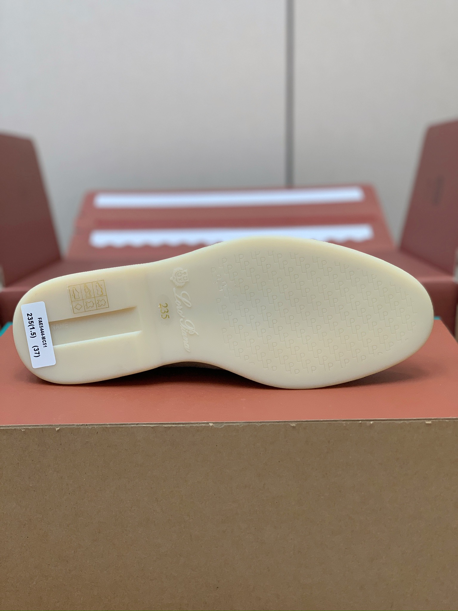 【Loro Piana】顶级版本锁边乐福鞋，原版一比一。品牌低调奢华柔软一贯纯色简约的设计风格。皮质柔软