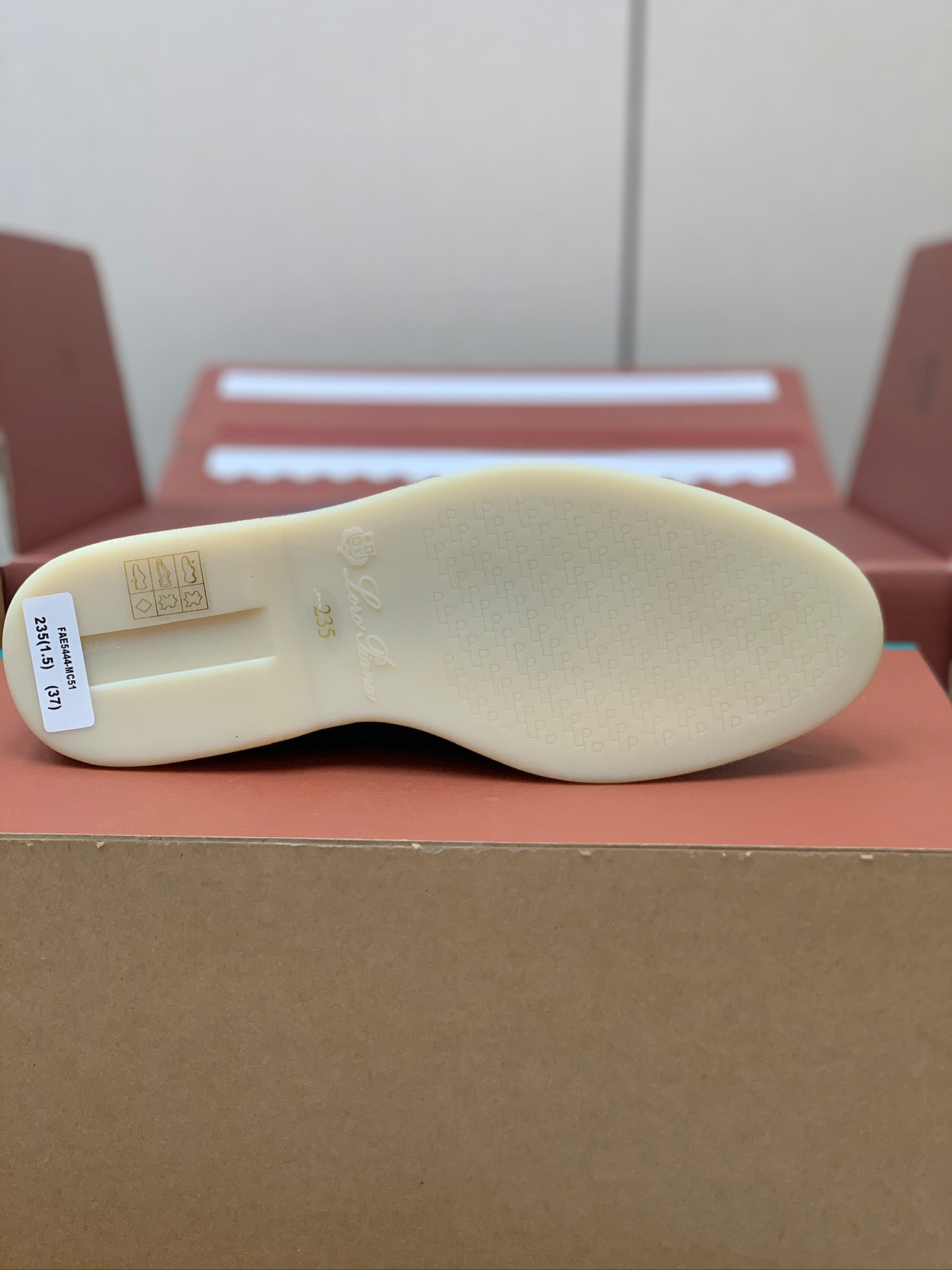 【Loro Piana】顶级版本锁边乐福鞋，原版一比一。品牌低调奢华柔软一贯纯色简约的设计风格。皮质柔软