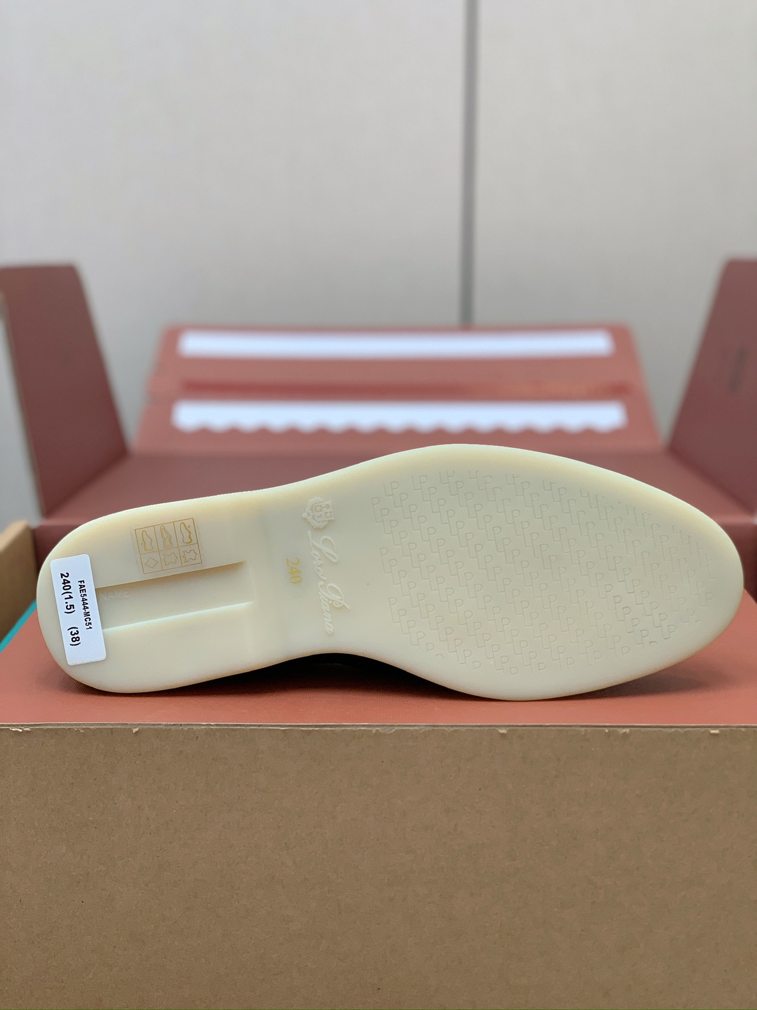 【Loro Piana】顶级版本锁边乐福鞋，原版一比一。品牌低调奢华柔软一贯纯色简约的设计风格。皮质柔软