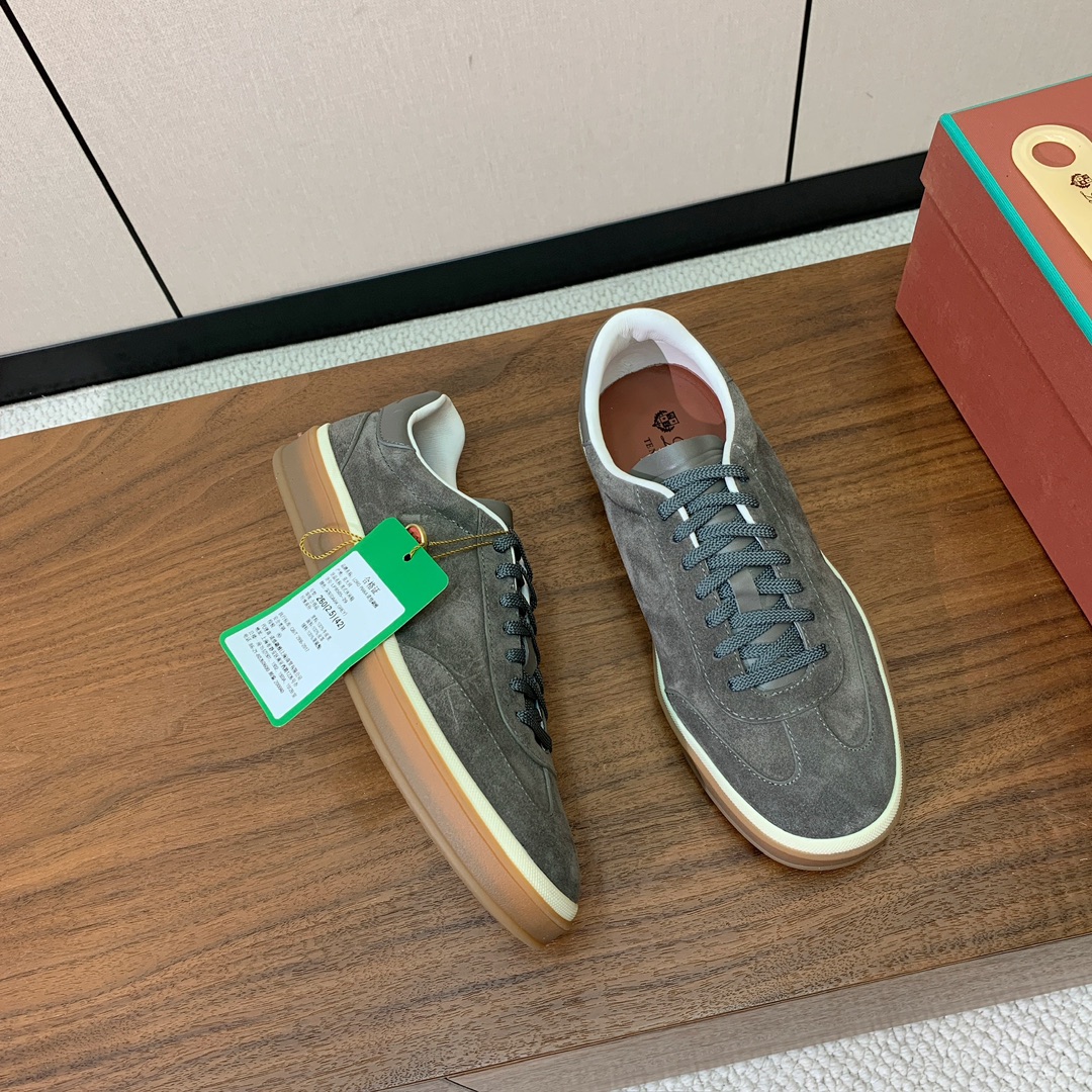 【Loro Piana】男款德训鞋。简约时尚，鞋面采用牛反绒，羊皮内里及垫脚。进口耐磨橡胶成型底。码数：