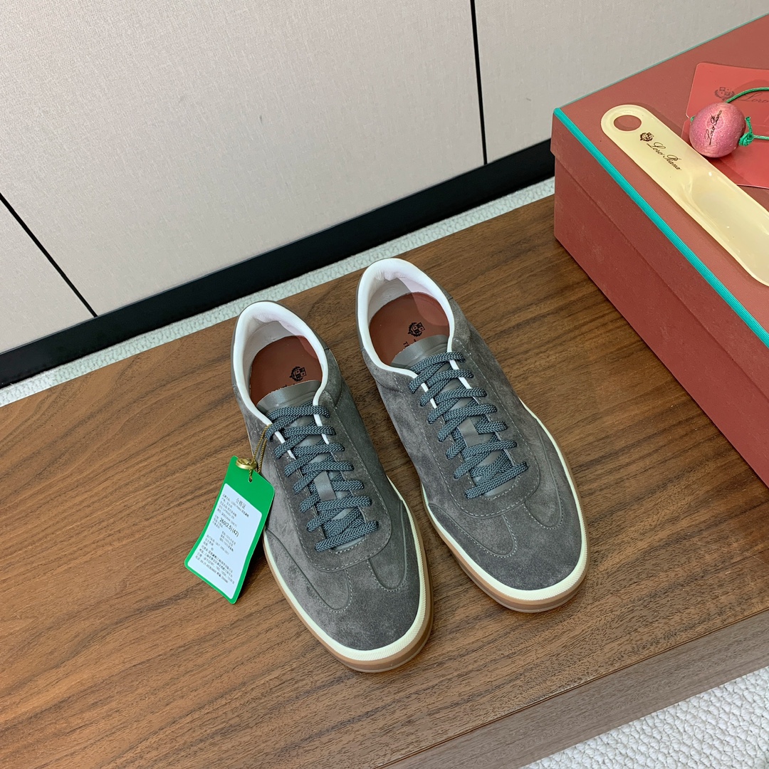 【Loro Piana】男款德训鞋。简约时尚，鞋面采用牛反绒，羊皮内里及垫脚。进口耐磨橡胶成型底。码数：