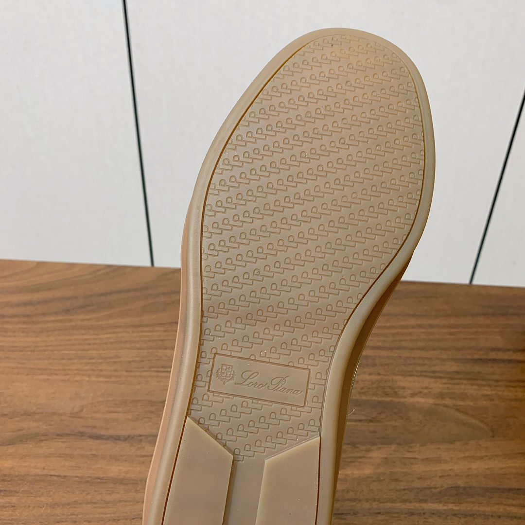 【Loro Piana】男款德训鞋。简约时尚，鞋面采用牛反绒，羊皮内里及垫脚。进口耐磨橡胶成型底。码数：