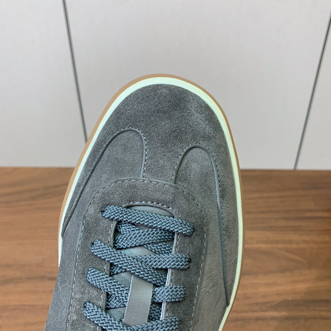 【Loro Piana】男款德训鞋。简约时尚，鞋面采用牛反绒，羊皮内里及垫脚。进口耐磨橡胶成型底。码数：