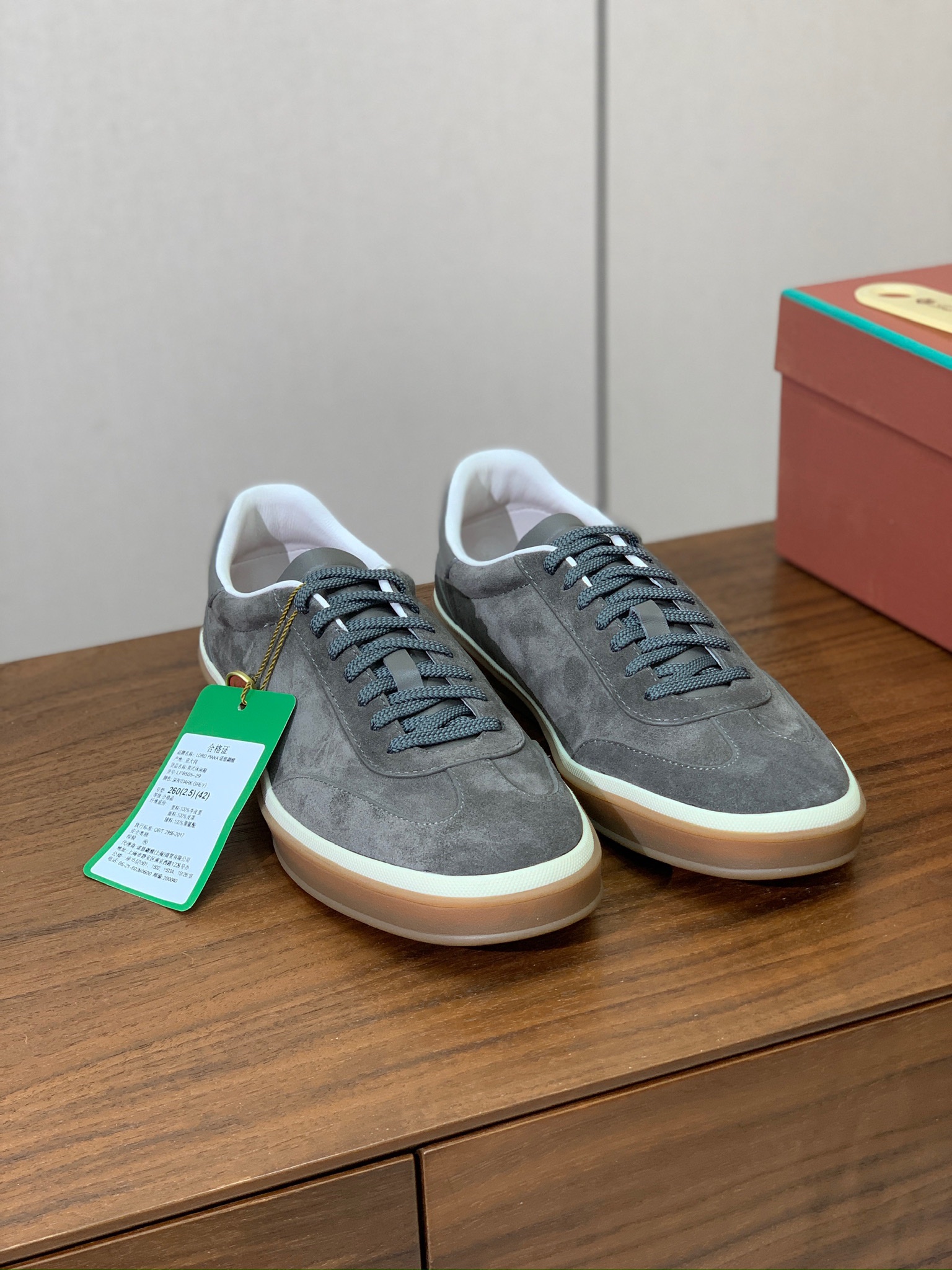 【Loro Piana】男款德训鞋。简约时尚，鞋面采用牛反绒，羊皮内里及垫脚。进口耐磨橡胶成型底。码数：