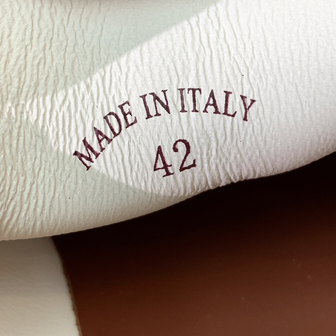 【Loro Piana】男款德训鞋。简约时尚，鞋面采用牛反绒，羊皮内里及垫脚。进口耐磨橡胶成型底。码数：