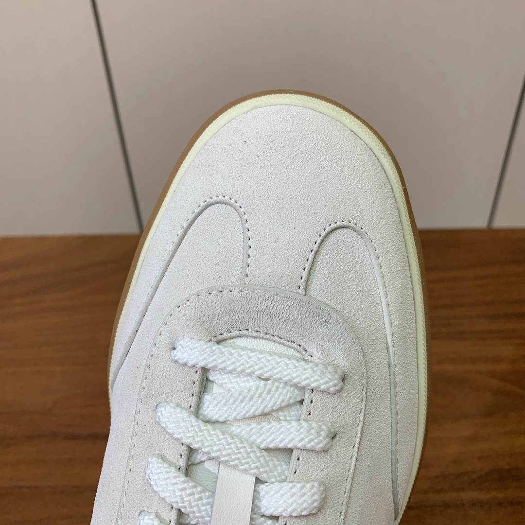 【Loro Piana】男款德训鞋。简约时尚，鞋面采用牛反绒，羊皮内里及垫脚。进口耐磨橡胶成型底。码数：