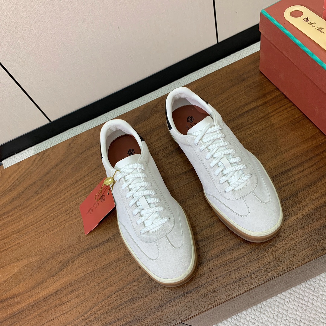【Loro Piana】男款德训鞋。简约时尚，鞋面采用牛反绒，羊皮内里及垫脚。进口耐磨橡胶成型底。码数：