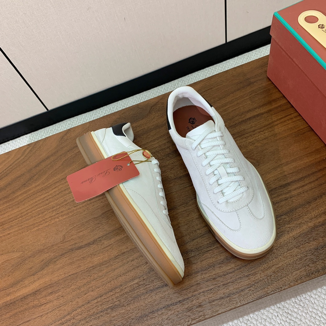 【Loro Piana】男款德训鞋。简约时尚，鞋面采用牛反绒，羊皮内里及垫脚。进口耐磨橡胶成型底。码数：