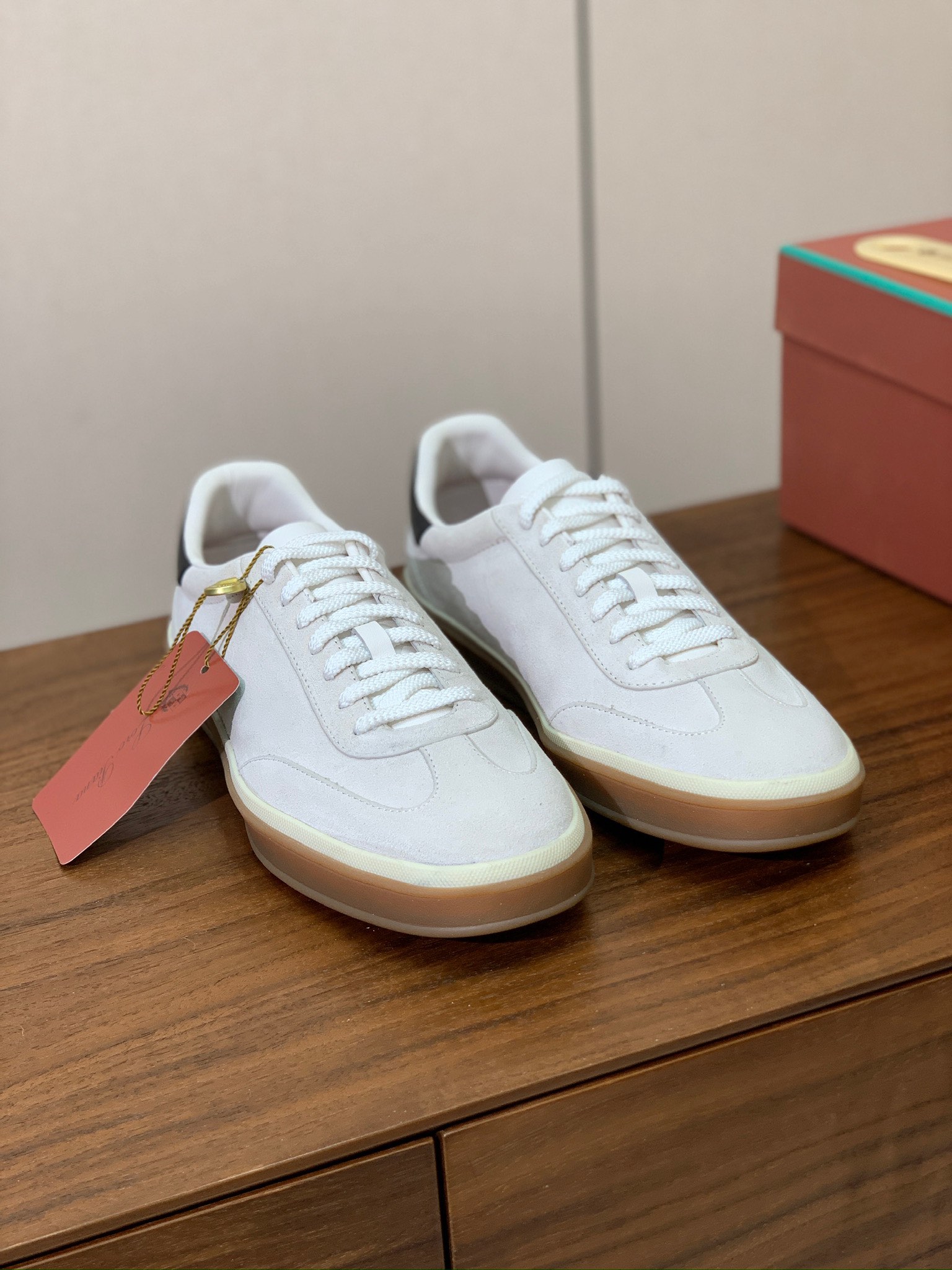 【Loro Piana】男款德训鞋。简约时尚，鞋面采用牛反绒，羊皮内里及垫脚。进口耐磨橡胶成型底。码数：