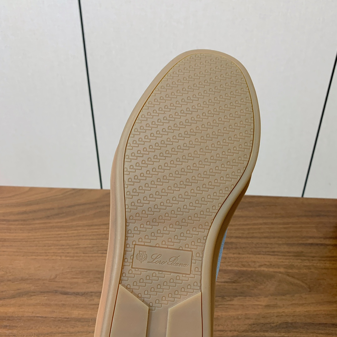 【Loro Piana】男款德训鞋。简约时尚，鞋面采用牛反绒，羊皮内里及垫脚。进口耐磨橡胶成型底。码数：