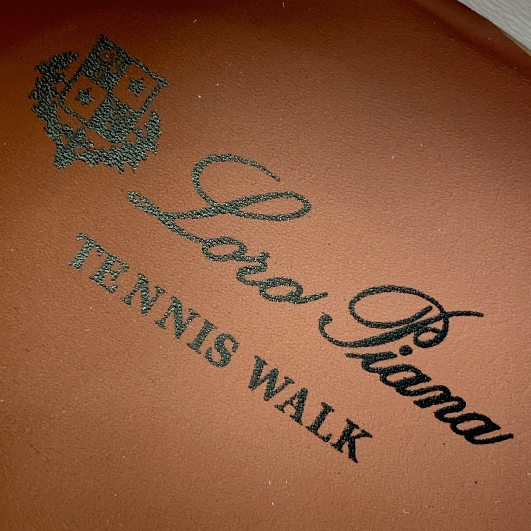 【Loro Piana】男款德训鞋。简约时尚，鞋面采用牛反绒，羊皮内里及垫脚。进口耐磨橡胶成型底。码数：