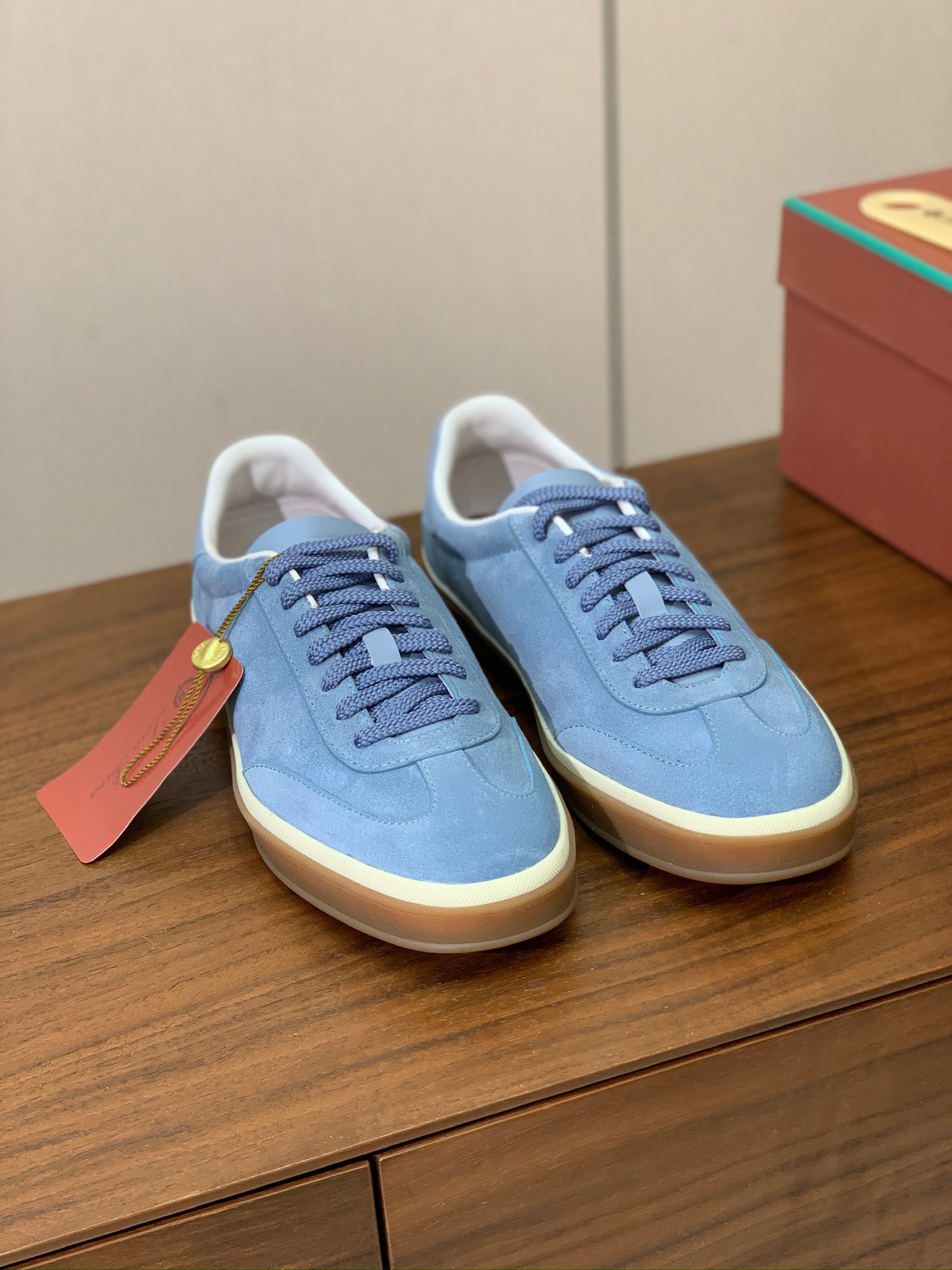 【Loro Piana】男款德训鞋。简约时尚，鞋面采用牛反绒，羊皮内里及垫脚。进口耐磨橡胶成型底。码数：